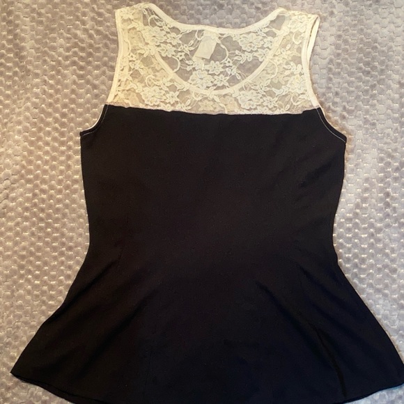 Adorable black and white lace and flare top size XL - Picture 2 of 9
